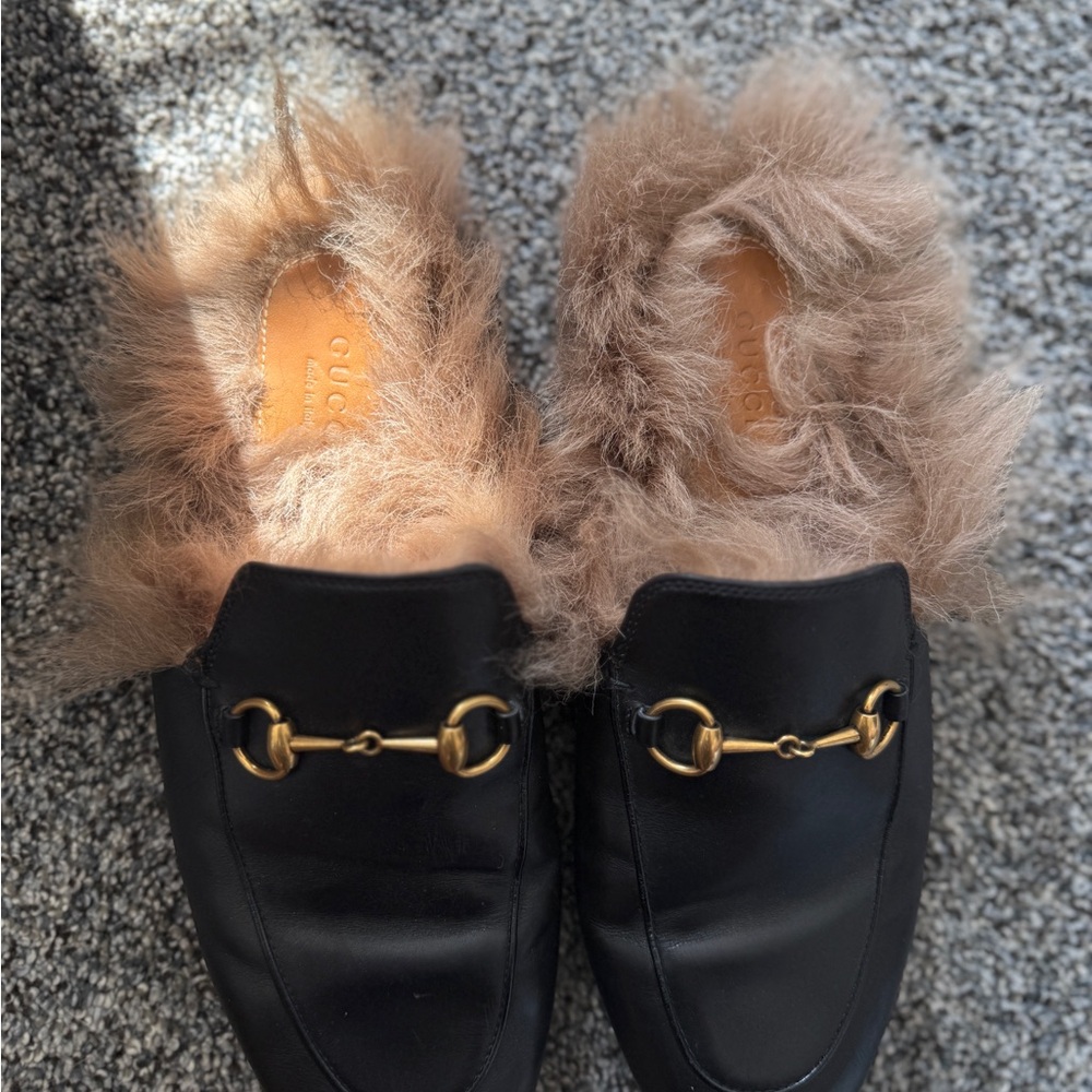 Gucci Black Leather Loafers with Gold Horsebit and Fur Trim